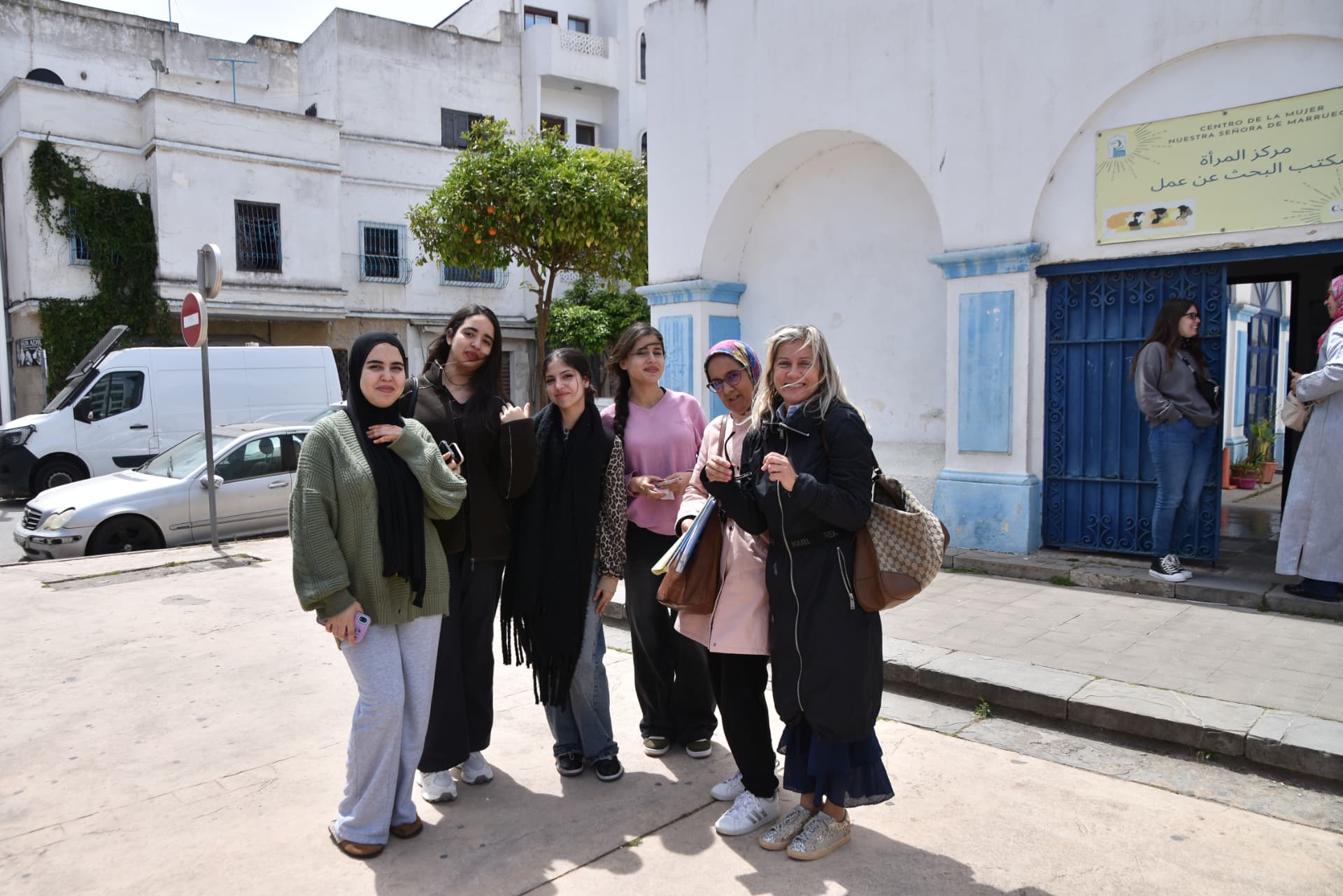 Voluntarias y participantes de La Tercera Perla frente al Centro de la Mujer en Marruecos