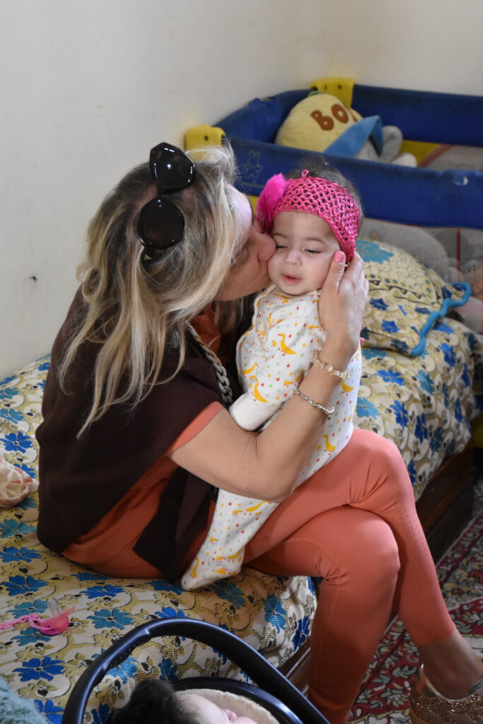 Niña sonriendo en la futura casa de acogida de Martil, Marruecos